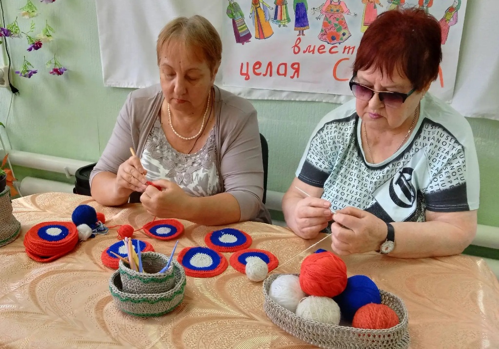 Пожилые саратовские мастерицы создают вязаные шедевры в «Доброцентре»